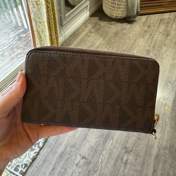 Michael Kors Leather Signature Logo Zip Around Wallet - Picture 4 of 8